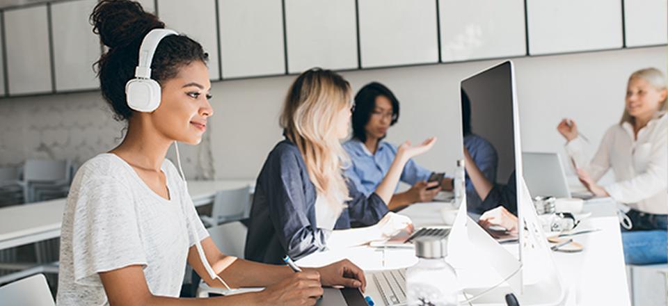 Ouvir música no trabalho melhora a produtividade?