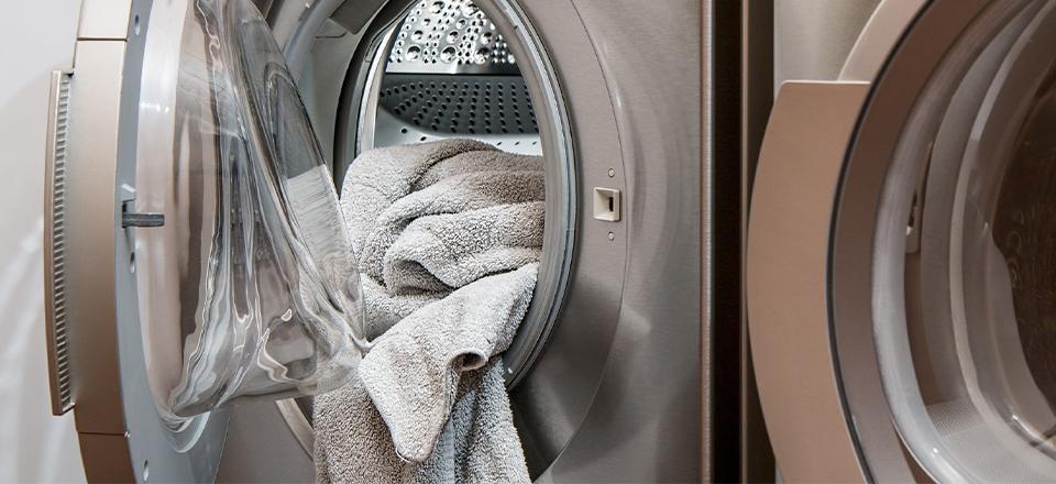 Como usar detergente para limpar a casa e as roupas